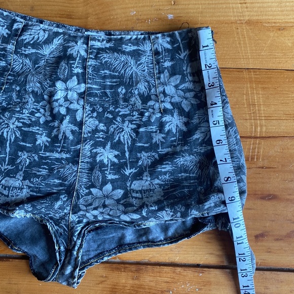 Some days lovin short shorts small - Picture 6 of 9